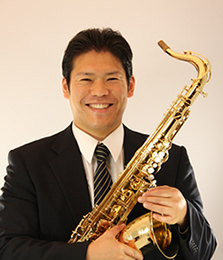 イー楽器ドットコム代表　サックスを持つ久保田